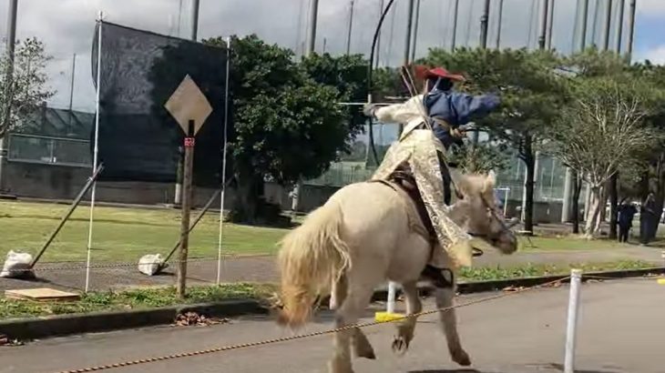 迫力満点の騎射にちむどんどん！「八重山流流鏑馬神事」