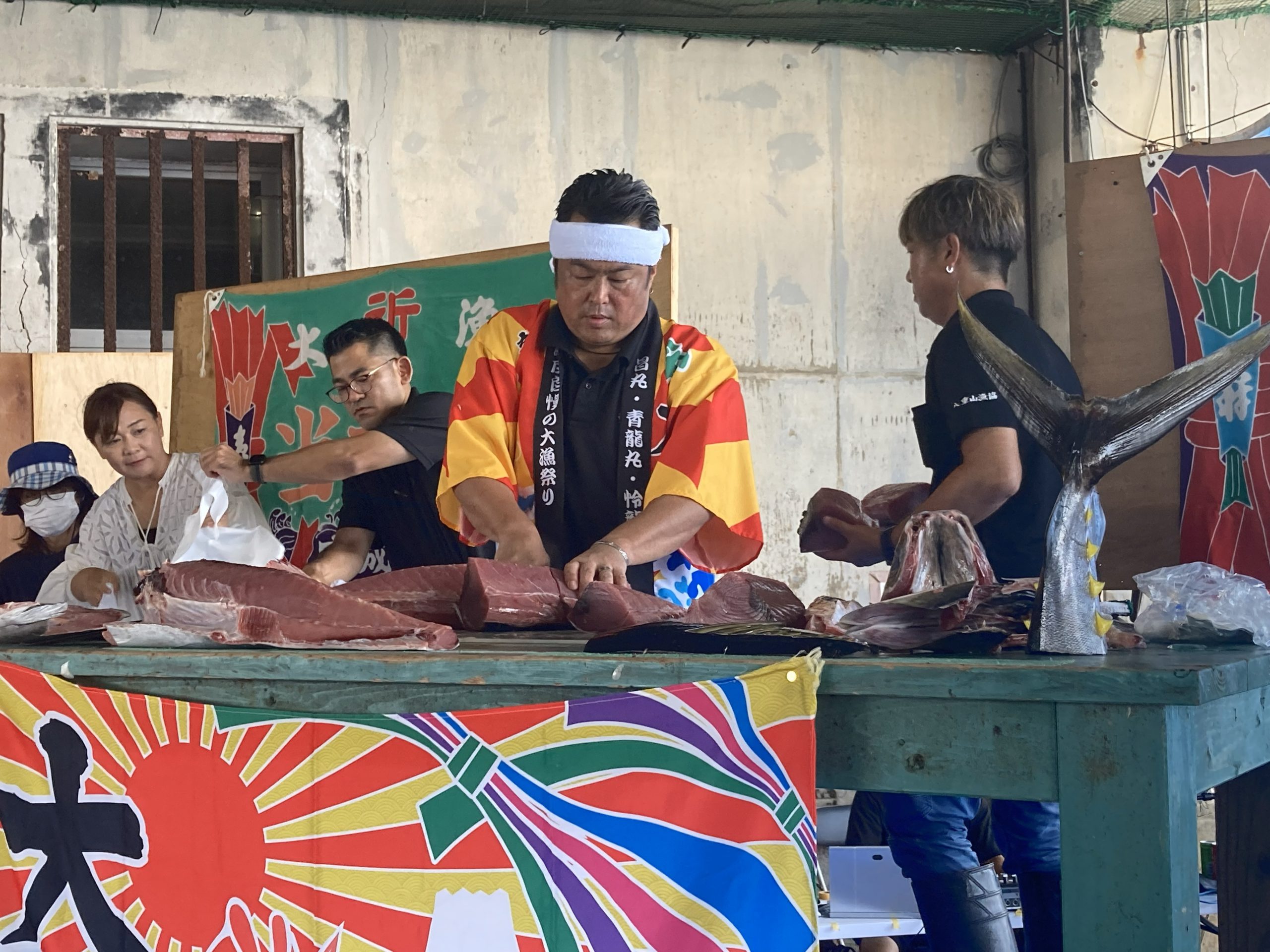 うみんちゅ直送！もずく掴み取りや鮮魚販売で賑わう「お魚まつり